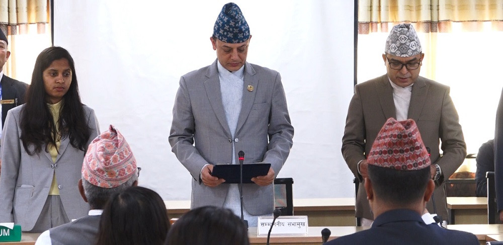 प्रतिनिधिसभाका सचिवमा अधिकारी : ' लिए शपथ '