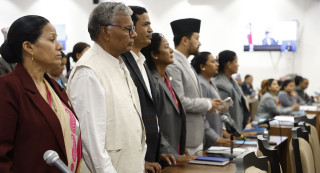 प्रधानमन्त्रीको जवाफ र अर्थमन्त्रीलाई कारबाहीको माग - '  विपक्षीले गरे सदन अवरोध '