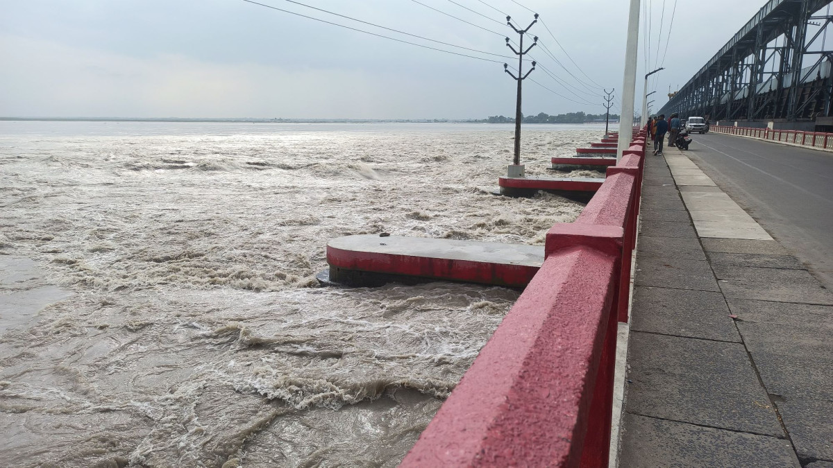सप्तकोशीमा पानीको बहाव उच्च :' ५६ मध्ये ३० ढोका खोलियो '