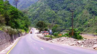 बाढीले अवरुद्ध रसुवा :  ' सडक सञ्जालसँग पुनः जोडियो '