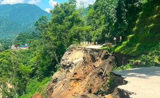 बाढी पहिरोको प्रकोप :  'दश मुख्य राजमार्ग अवरुद्ध '