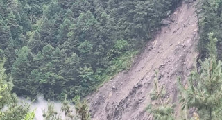गोरखाको चौरीखर्कमा भीषण पहिरो  : ' सचेत रहन प्रशासनको आग्रह '