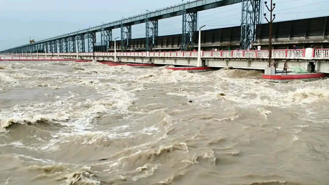 सप्तकोशीमा पानीको बहाव बढ्यो : ' जलसतह खतराको तह पार '