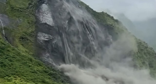 दार्चुलाको चमेलियामा पहिरो  : नदी आंशिक थुनियो, बस्ती जोखिममा
